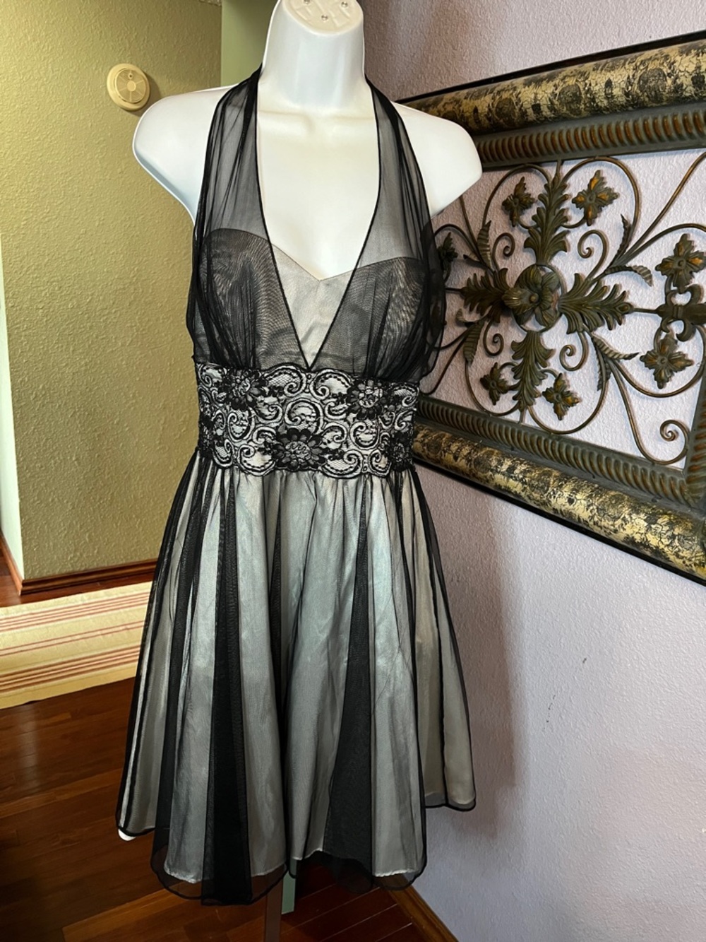 Zum Zum by Niki Livas Black/White  Semi Formal Mesh overlay Halter Dress Sz 9Jr